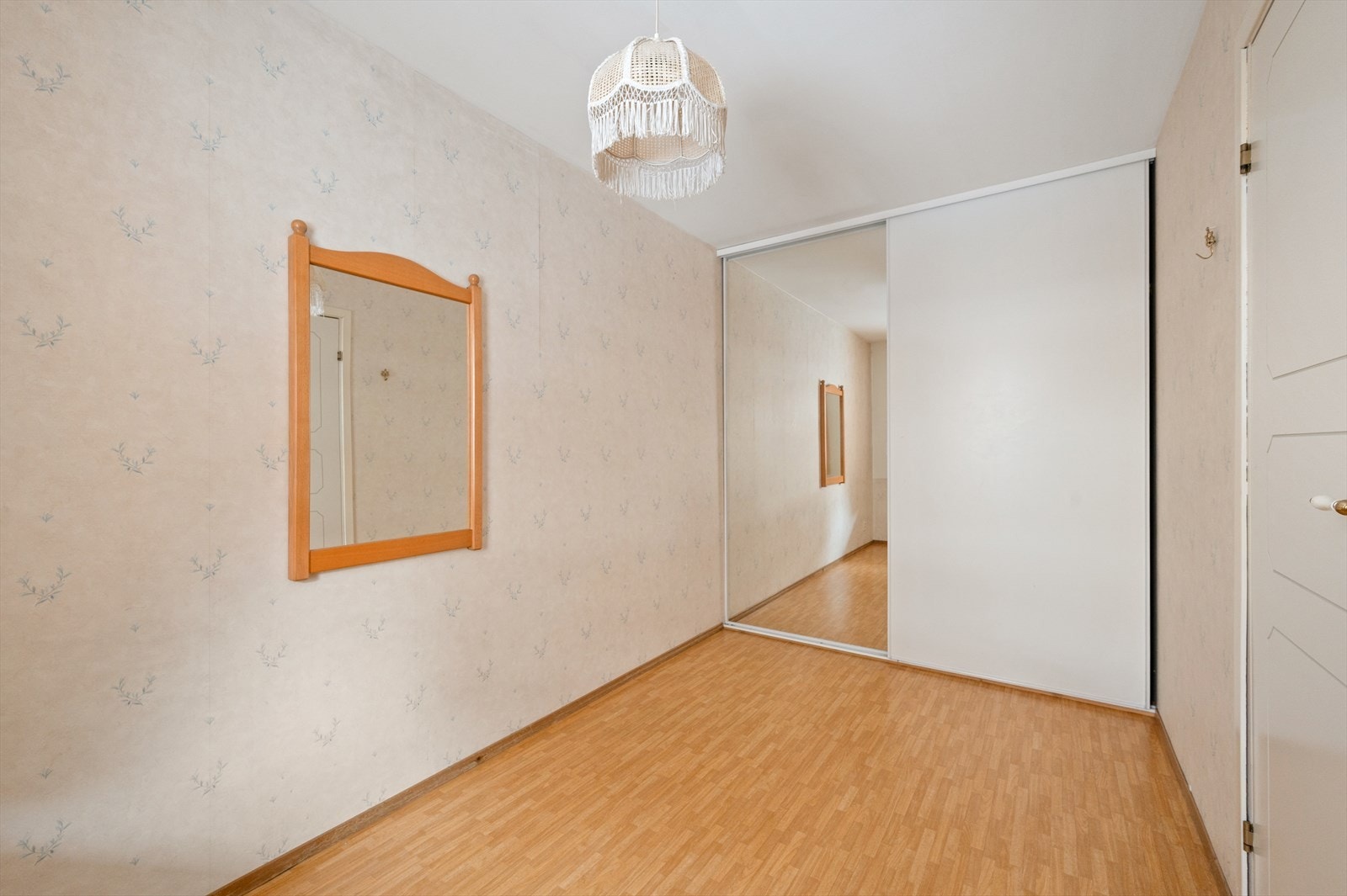 Soverom med skyvedørsgarderobe med speil. Galleribilde