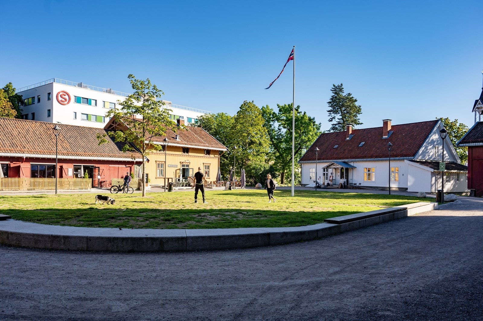 Lillo gård ligger innen kort gangsvstand. I hovedhuset på Lillo gård (5 min fra leiligheten) som ble gjenoppført i 1801 finner du Lille O restaurant. I et vakkert og sjarmerende interiør med fiskebensgulv serveres de lekreste retter. Koselig uteservering. Galleribilde
