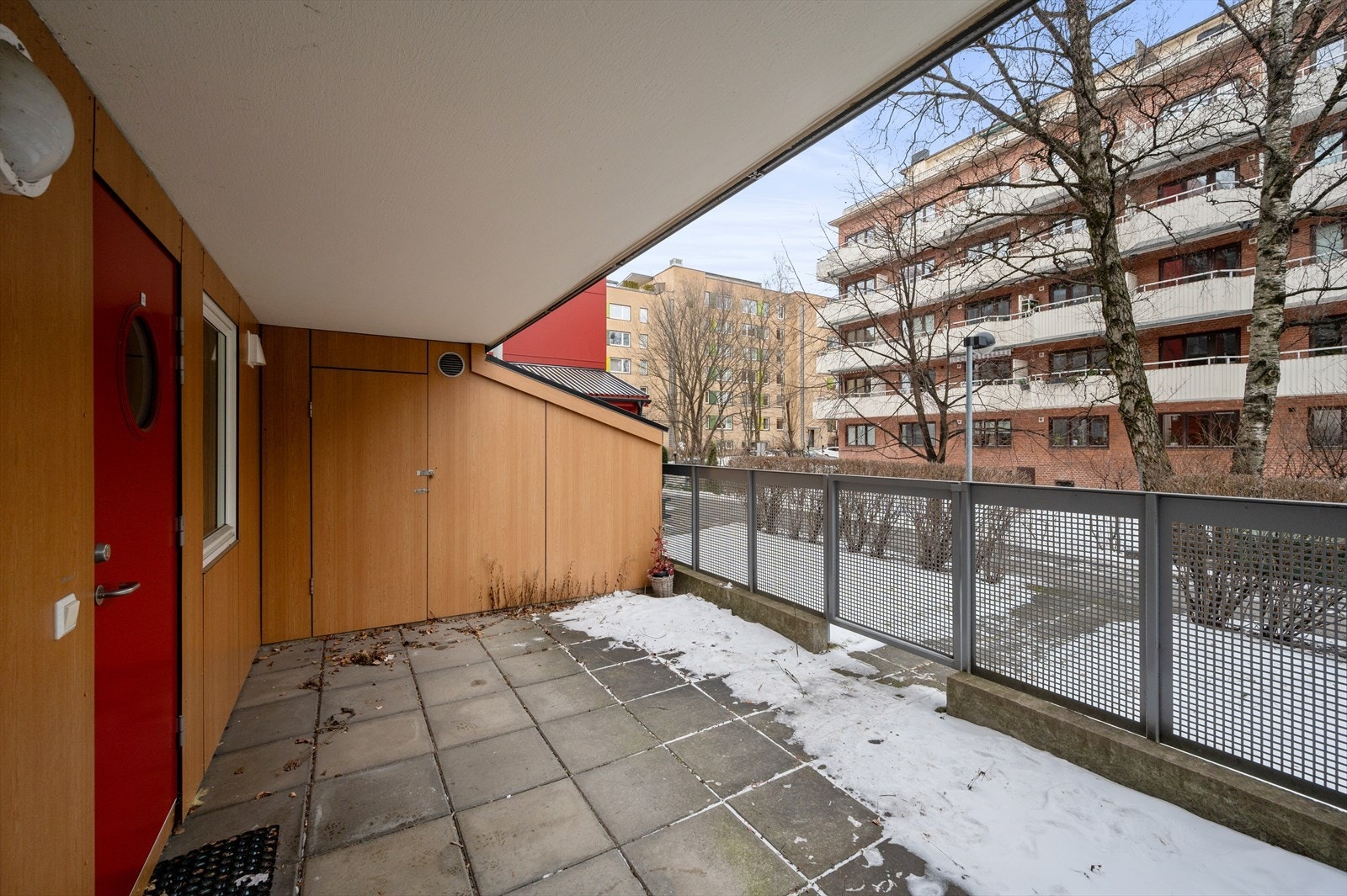 Romslig uteplass foran inngangsdøren med betongheller og tilgang bod - et skjermet område og en hyggelig uteplass. Galleribilde