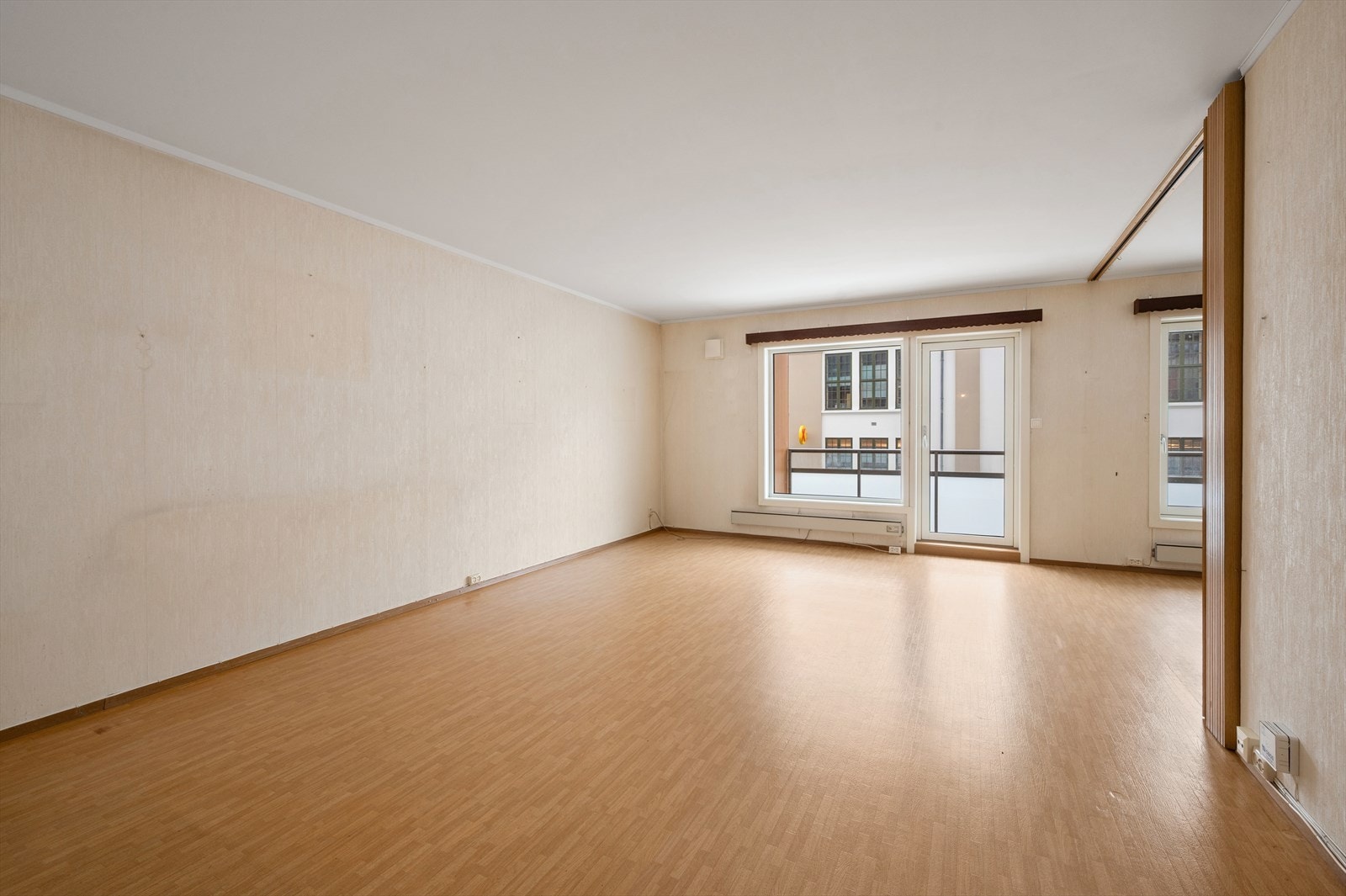 Stor og lys stue med behov for oppgradering. Galleribilde