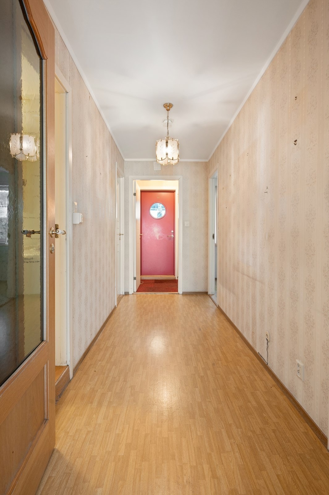 Gang mot vindfang/entre - alle vegger og gulv fremstår som slitte og bør moderniseres. Galleribilde