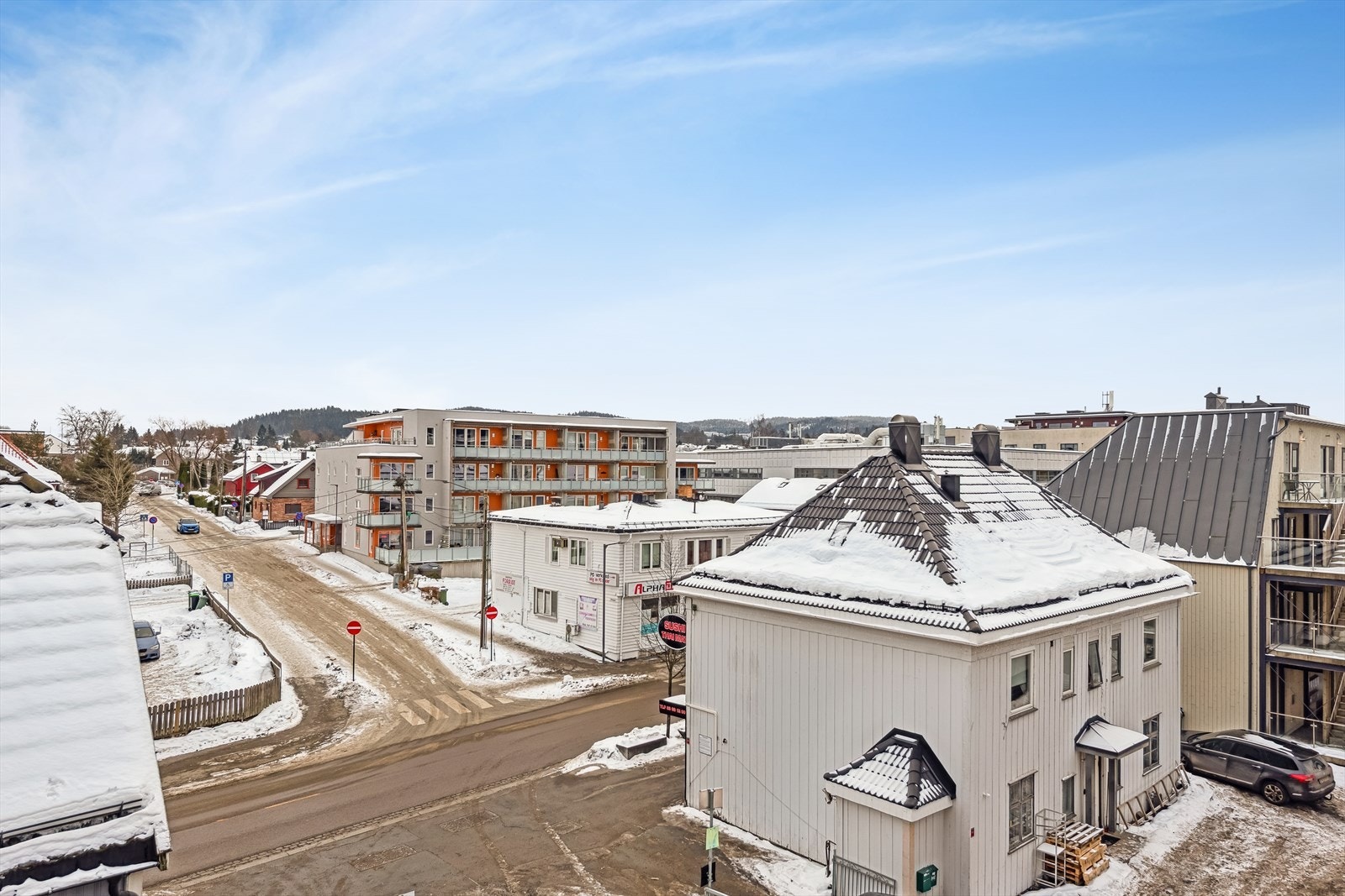 For pendlere er plasseringen praktisk, Strømmen stasjon ligger åtte minutters gange unna, og med bil når du Oslo S på omtrent 21 minutter. Galleribilde