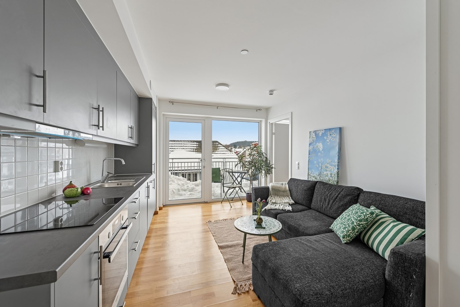 Leiligheten har en åpen stue- og kjøkkenløsning med god plass til sofagruppe og tilhørende møbler. Galleribilde