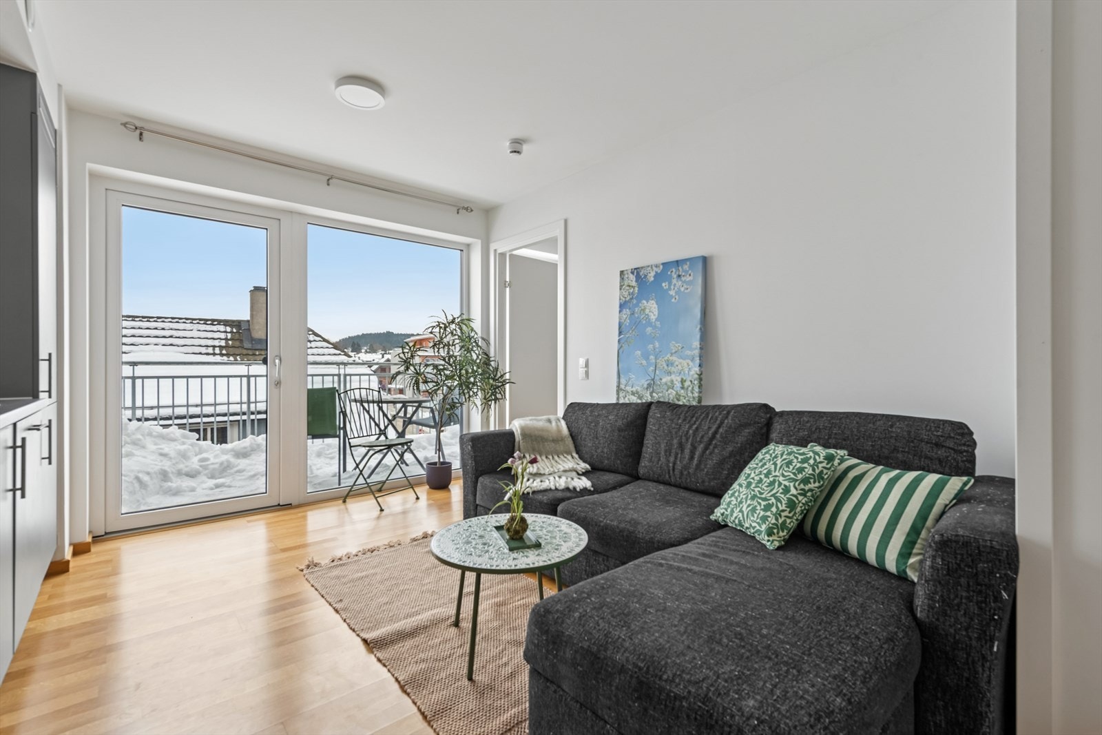 Store vindusflater slipper inn rikelig med naturlig lys og gir rommet en lys og innbydende atmosfære. Galleribilde