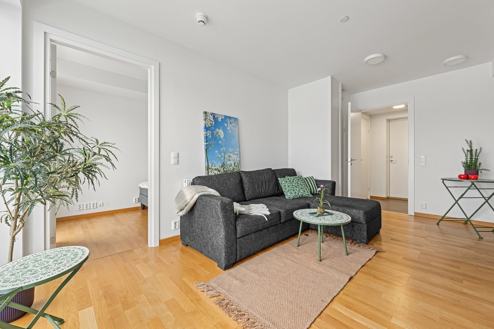 Stuen har videre adkomst til et romslig soverom. Galleribilde