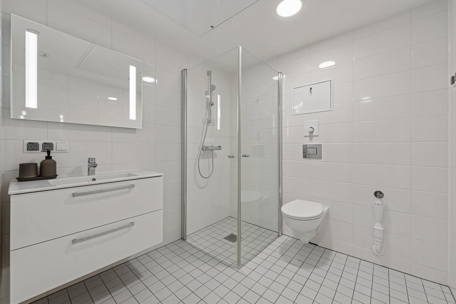 Flislagt baderom som varmes opp ved bruk av elektriske varmekabler. Galleribilde