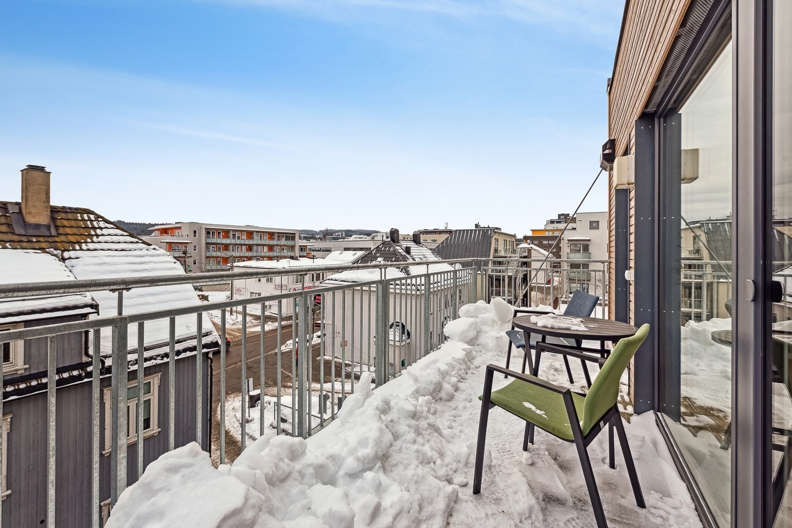 Coop Extra Strømmen ligger kun ett minutts gange fra boligen, og på seks minutter kan du gå til Strømmen Storsenter som byr på et bredt utvalg av butikker og spisesteder. Galleribilde