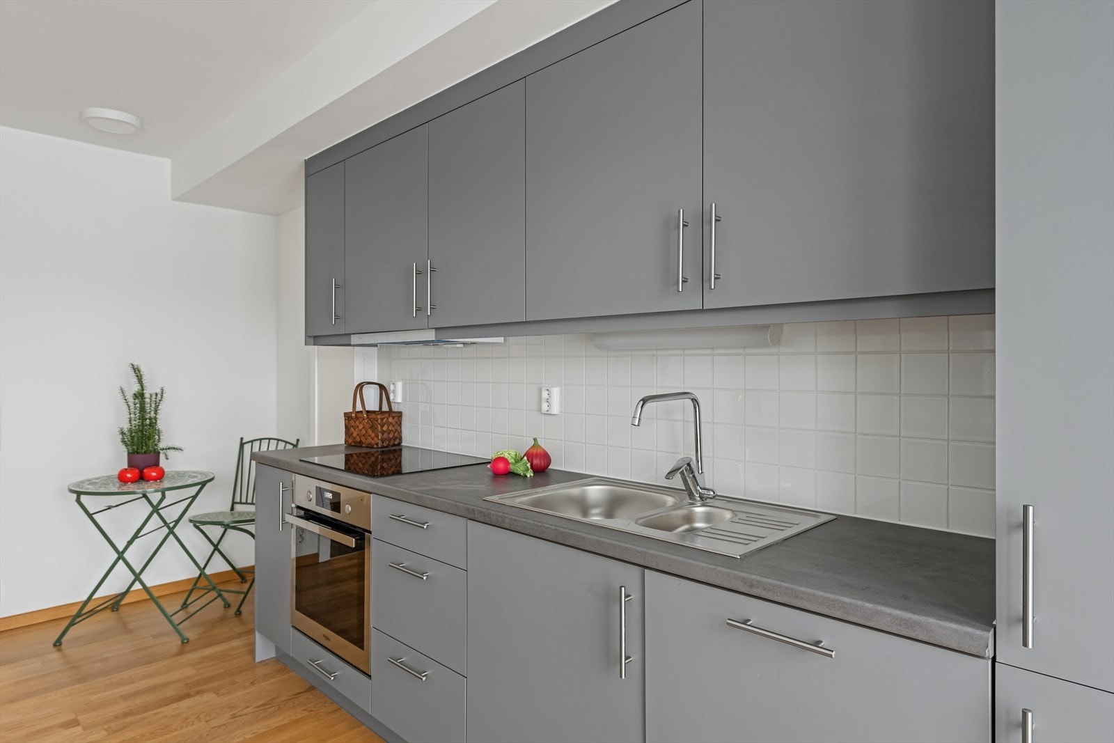 Rommet har avtrekk fra kjøkkenventilator over platetoppen, og tilluft via balansert ventilasjon. Galleribilde