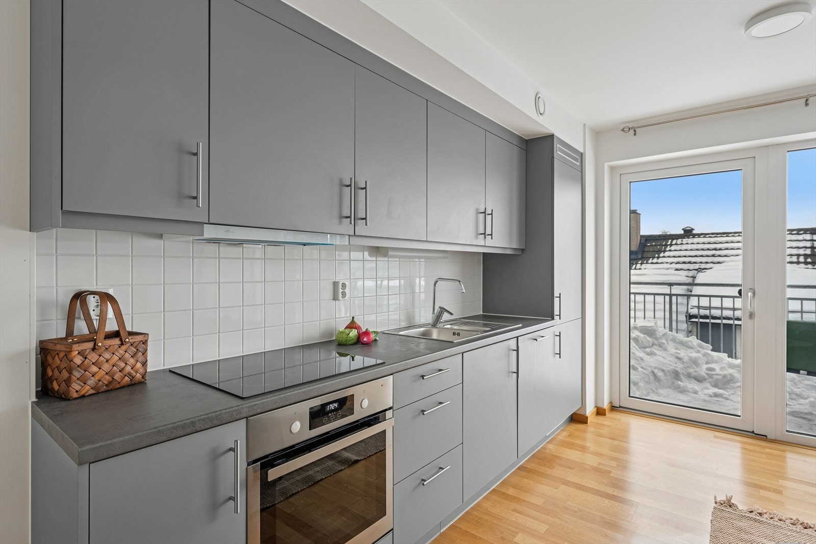 Mellom benkeplate og overskap er det et flislagt område. Galleribilde