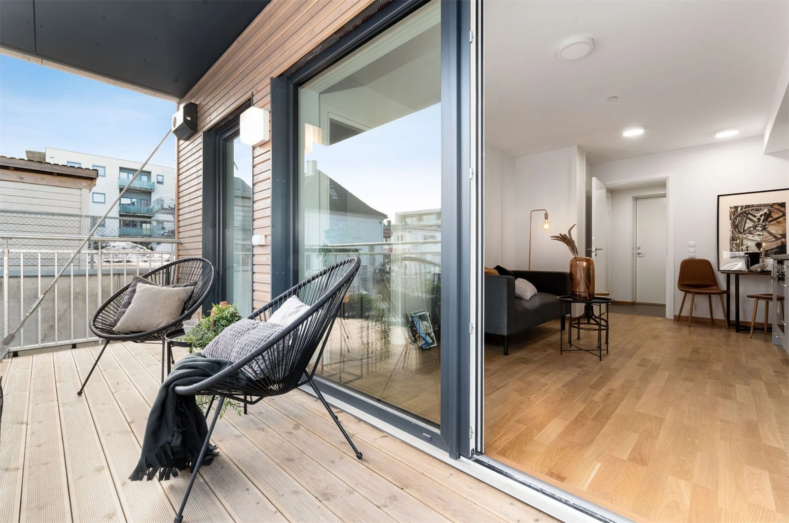 Nyt morgenkaffen på balkongen. Galleribilde