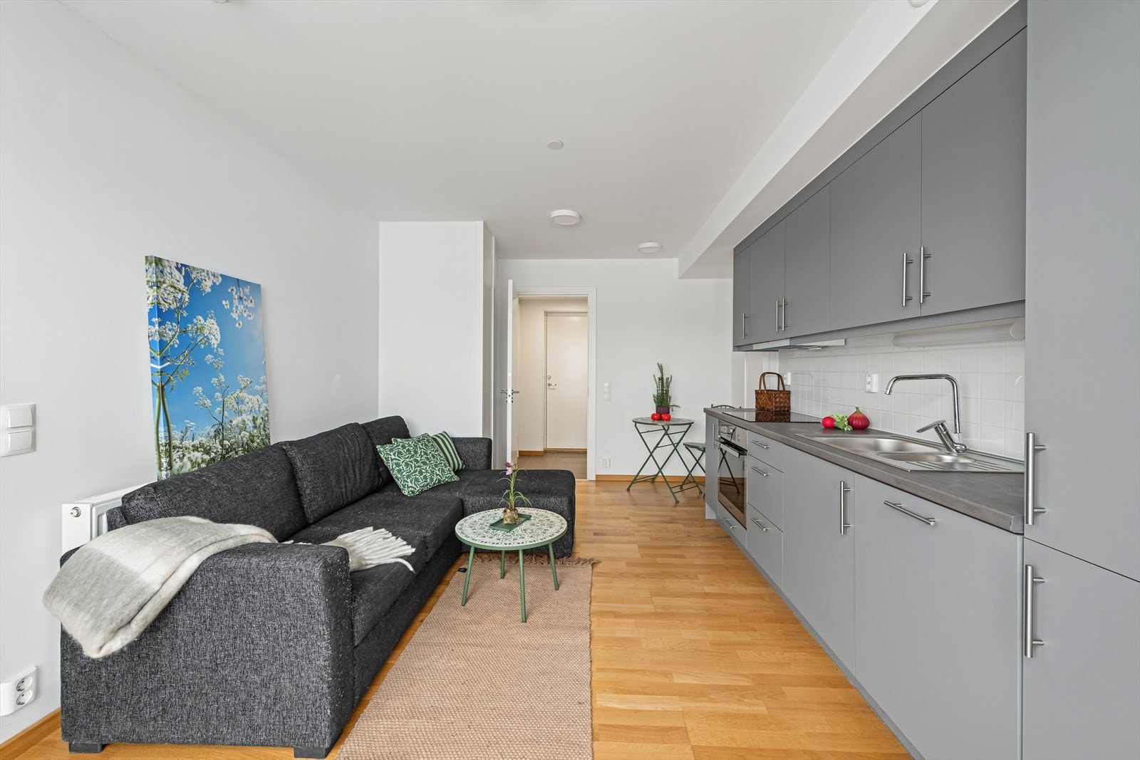 Den åpne løsningen gir i tillegg plass til en praktisk spisegruppe. Galleribilde