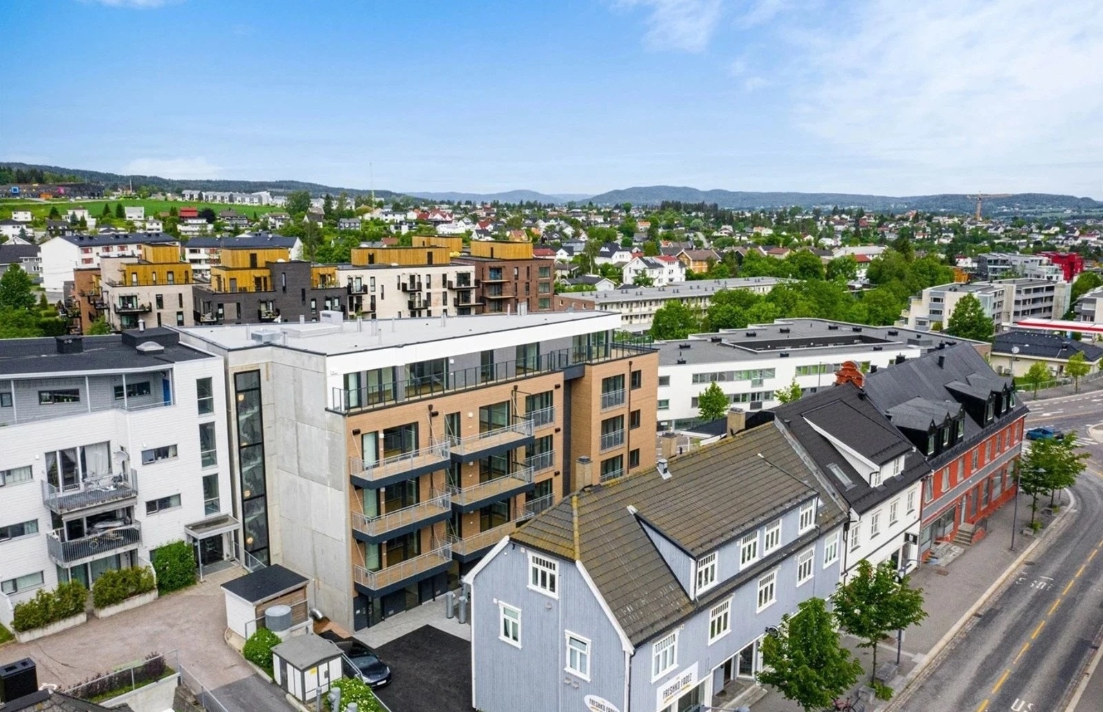 Leiligheten ligger i et svært ettertraktet område på Strømmen i Lillestrøm kommune, med kort vei til servicetilbud, kollektivtransport og flotte turområder. Galleribilde