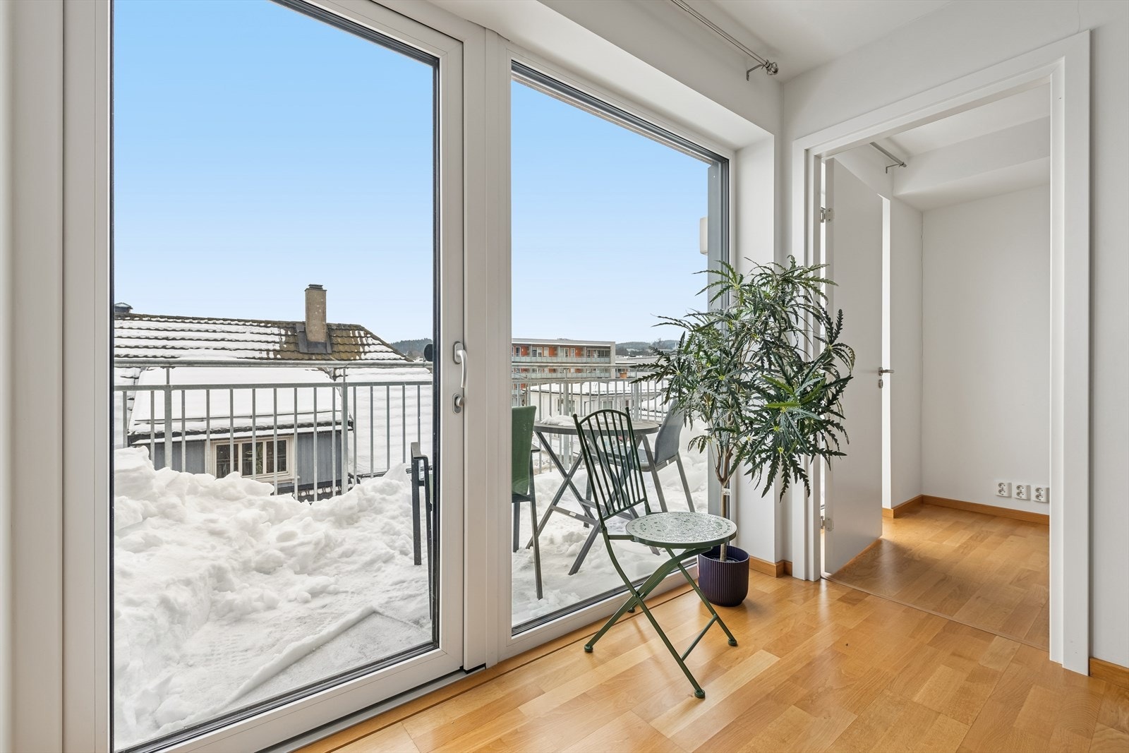 Fra stuen er det videre adkomst til en hyggelig balkong, perfekt for solrike dager. Galleribilde