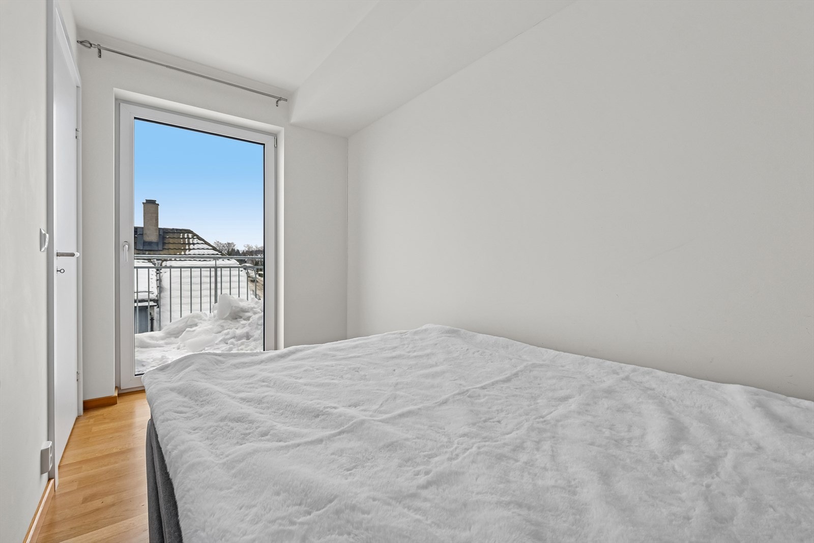 Fra soverommet har du direkte utgang til balkongen, en herlig forlengelse av rommet hvor du kan nyte frisk luft fra morgen til kveld. Galleribilde