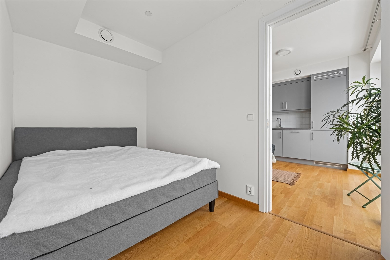 Rommet har parkett på gulvet, og de malte veggflatene gir et rent og tidløst uttrykk. Galleribilde