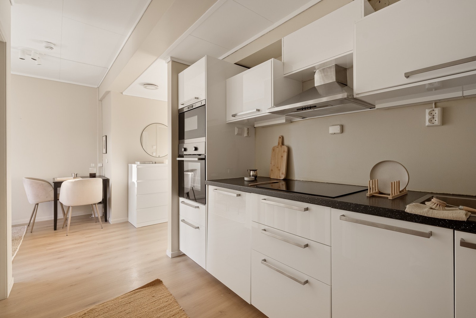 Her er det god oppbevaringsplass i skuffer og skap, samt arbeidsplass på benkeplaten. Kjøkkenet er utstyrt med integrert stekeovn, platetopp, micro og kjøleskap. Galleribilde