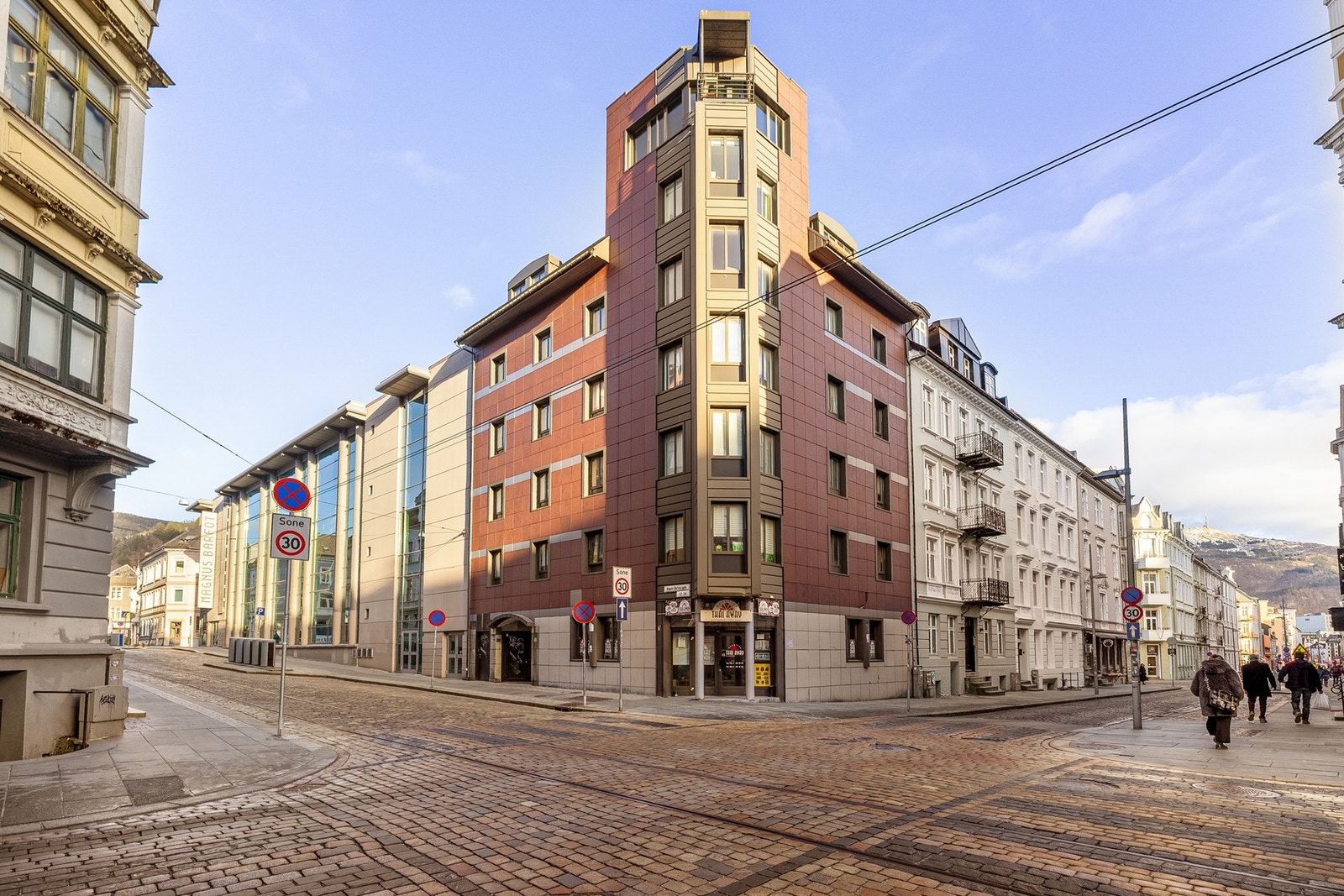 Sameiet består av 16 leiligheter samt 1 næringsseksjon. Galleribilde