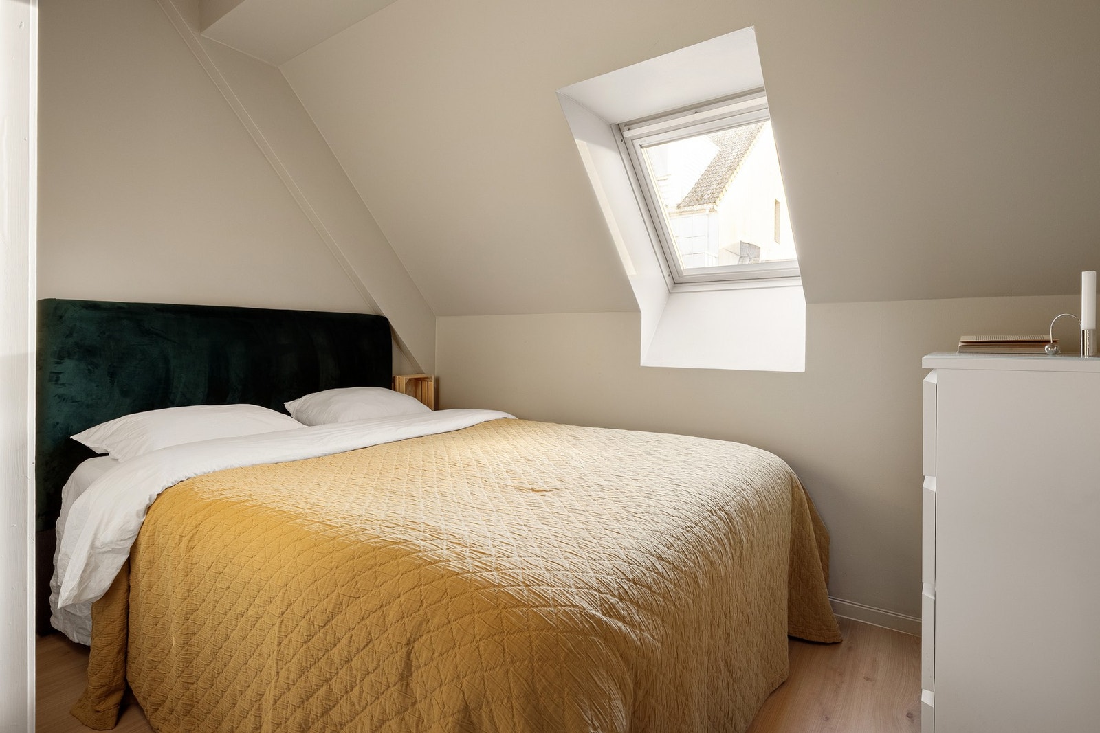 Sovealkoven måles til 6,2 kvm. og har god plass til en seng av god størrelse med nattbord. Galleribilde