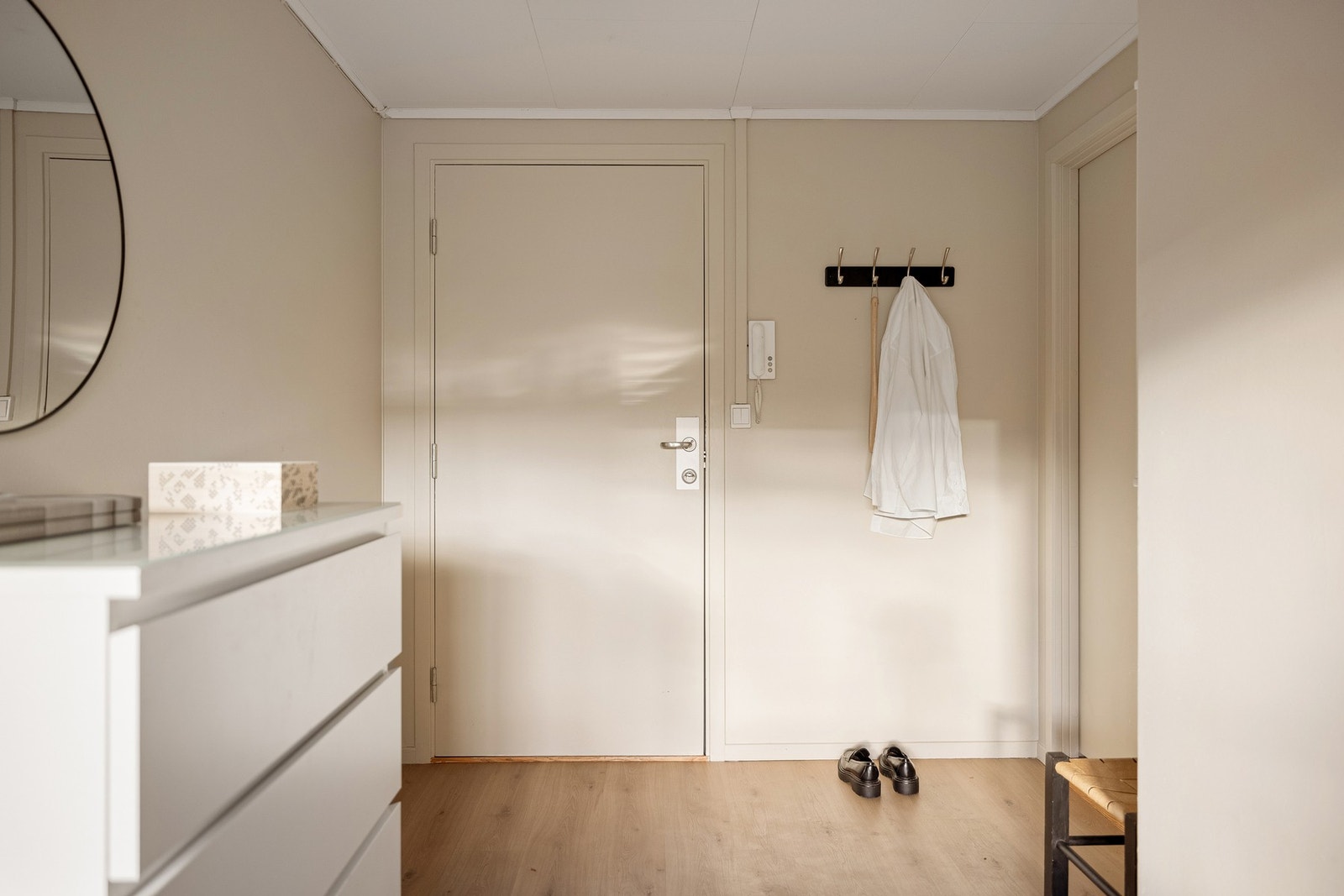 Her er det plass til oppbevaringsmuligheter til yttertøy og sko. Galleribilde