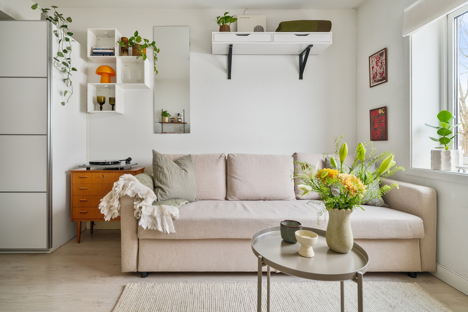 Denne leiligheten er det perfekte førstegangskjøp! Her får du et hjem med nærhet til byliv og alt du trenger, samtidig som du bor stille og rolig. Galleribilde