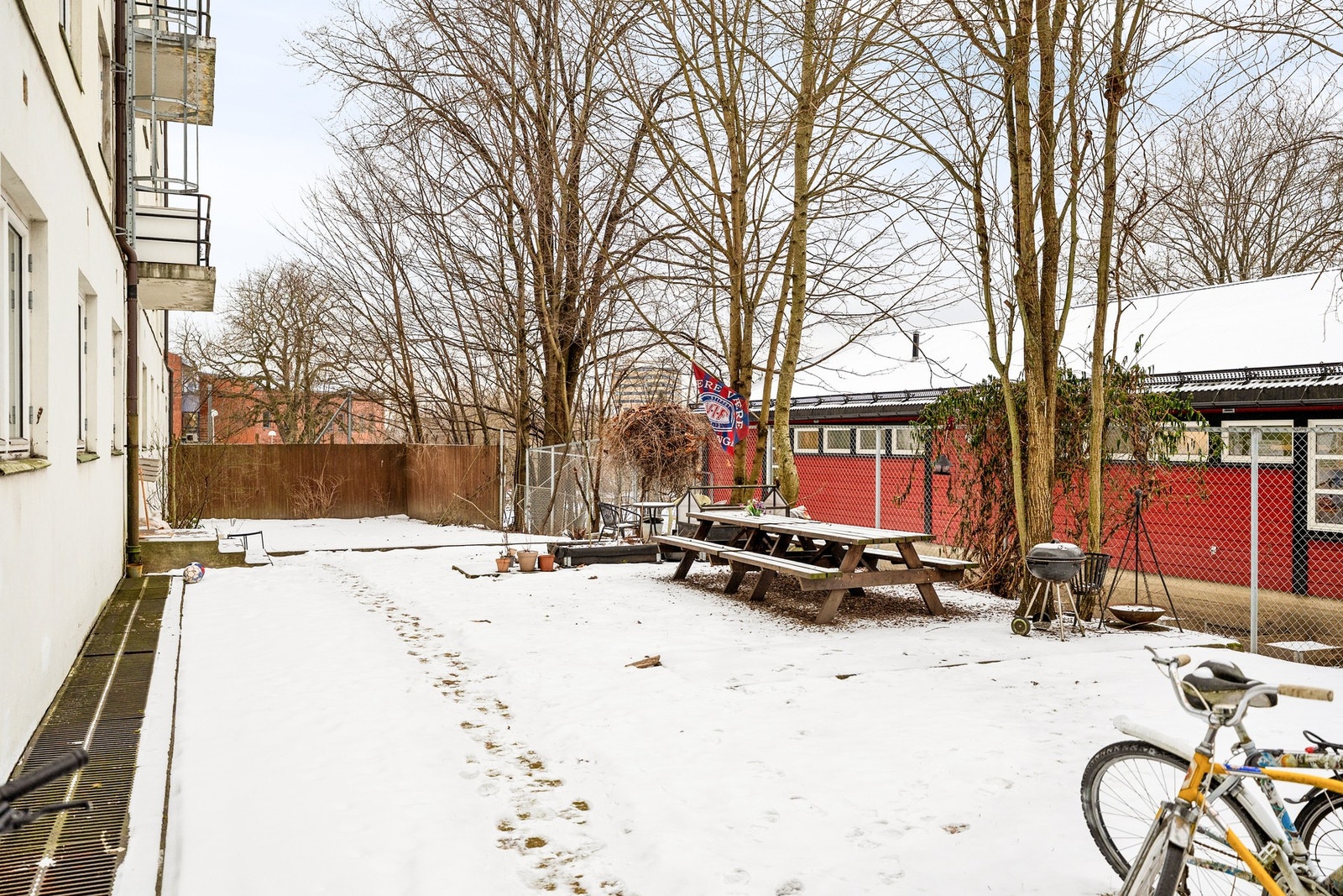 I bakgården finnes også sittebenker, grill, og beplantning. Galleribilde