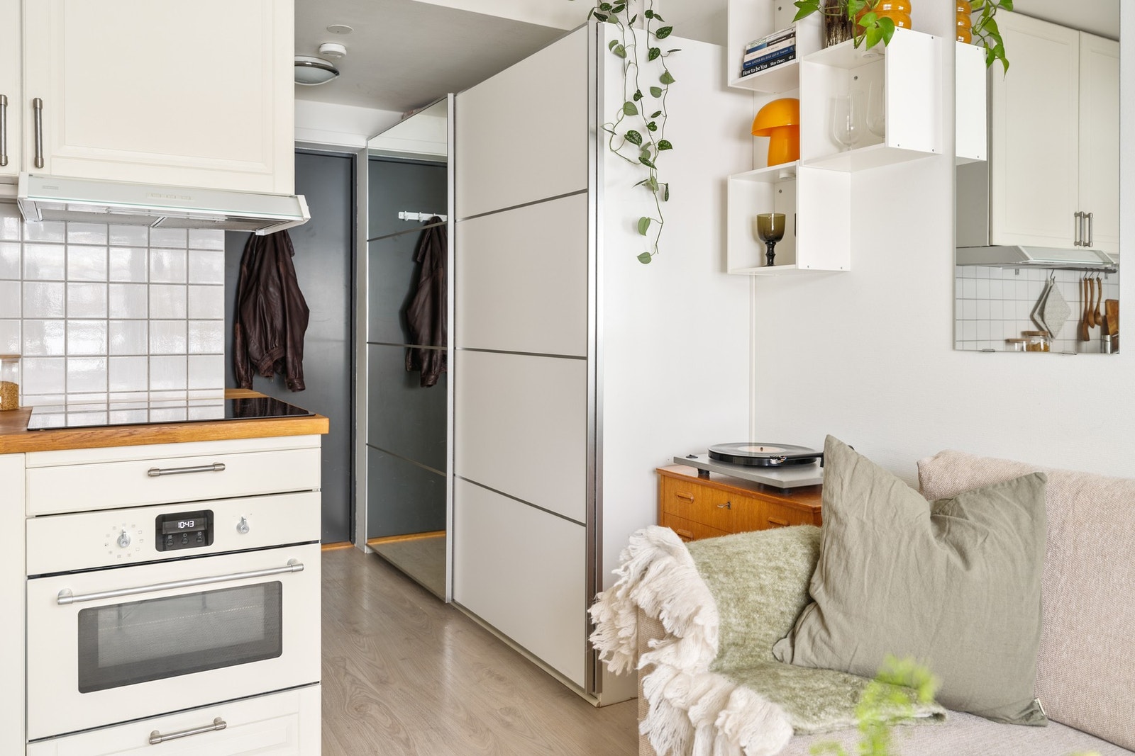 Godt med oppbevaringsplass i stort garderobeskap ved entréen. Galleribilde