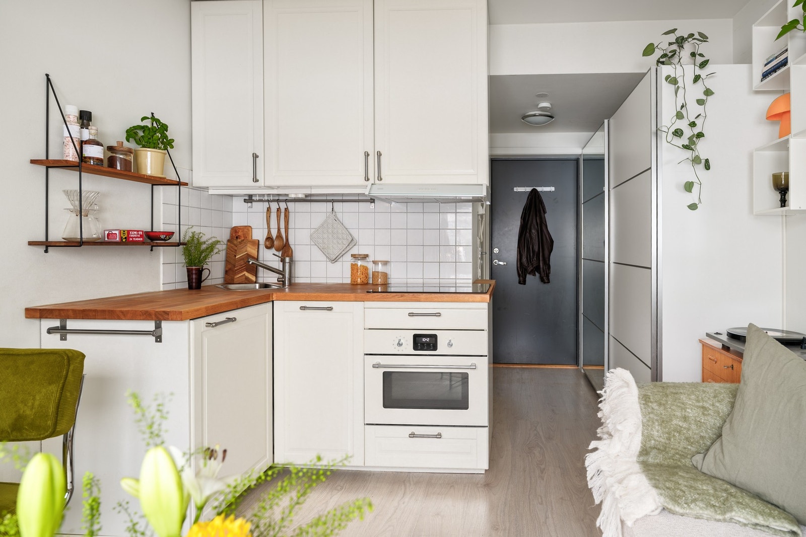 Kjøkkenet har integrert oppvaskmaskin, kjøleskap med fryseboks, stekeovn og keramisk platetopp. Galleribilde