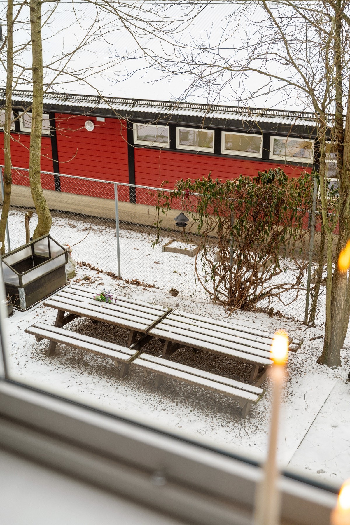 Om sommeren er bakgården et herlig sted å oppholde seg. Den er pent opparbeidet og byr på flotte, grønne omgivelser som skaper en hyggelig og innbydende atmosfære. Galleribilde