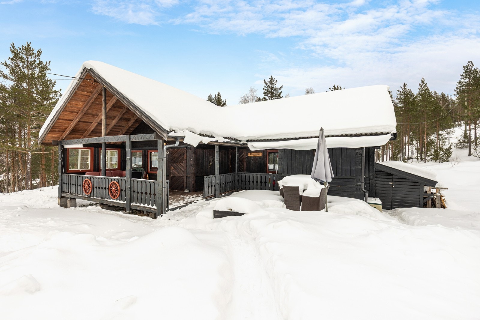 Flott fasade med overbygget terrasse Galleribilde