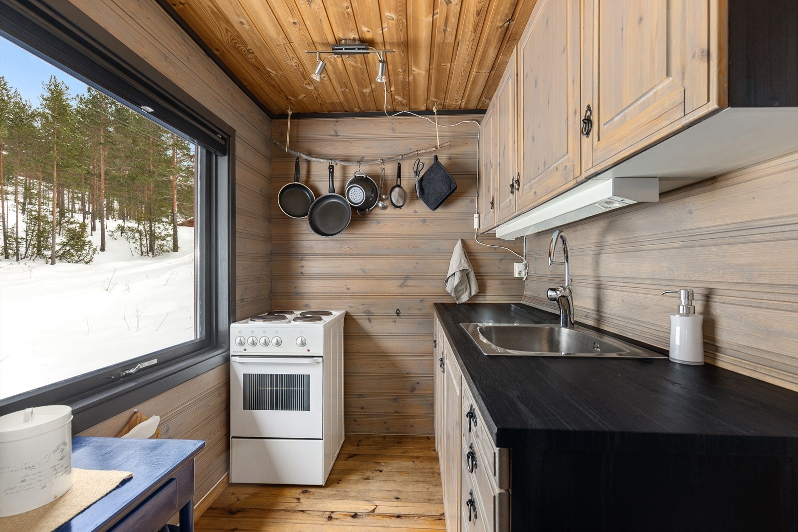 Kjøkken med innlagt vann og strøm Galleribilde