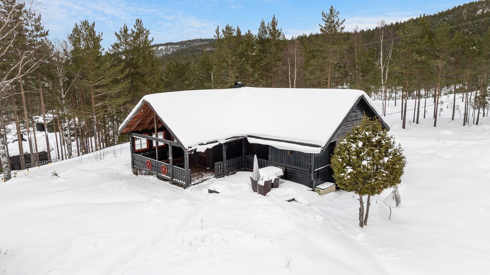 Hytten ligger nesten innerst i blindvei - noe som gjør at det er lite trafikk Galleribilde