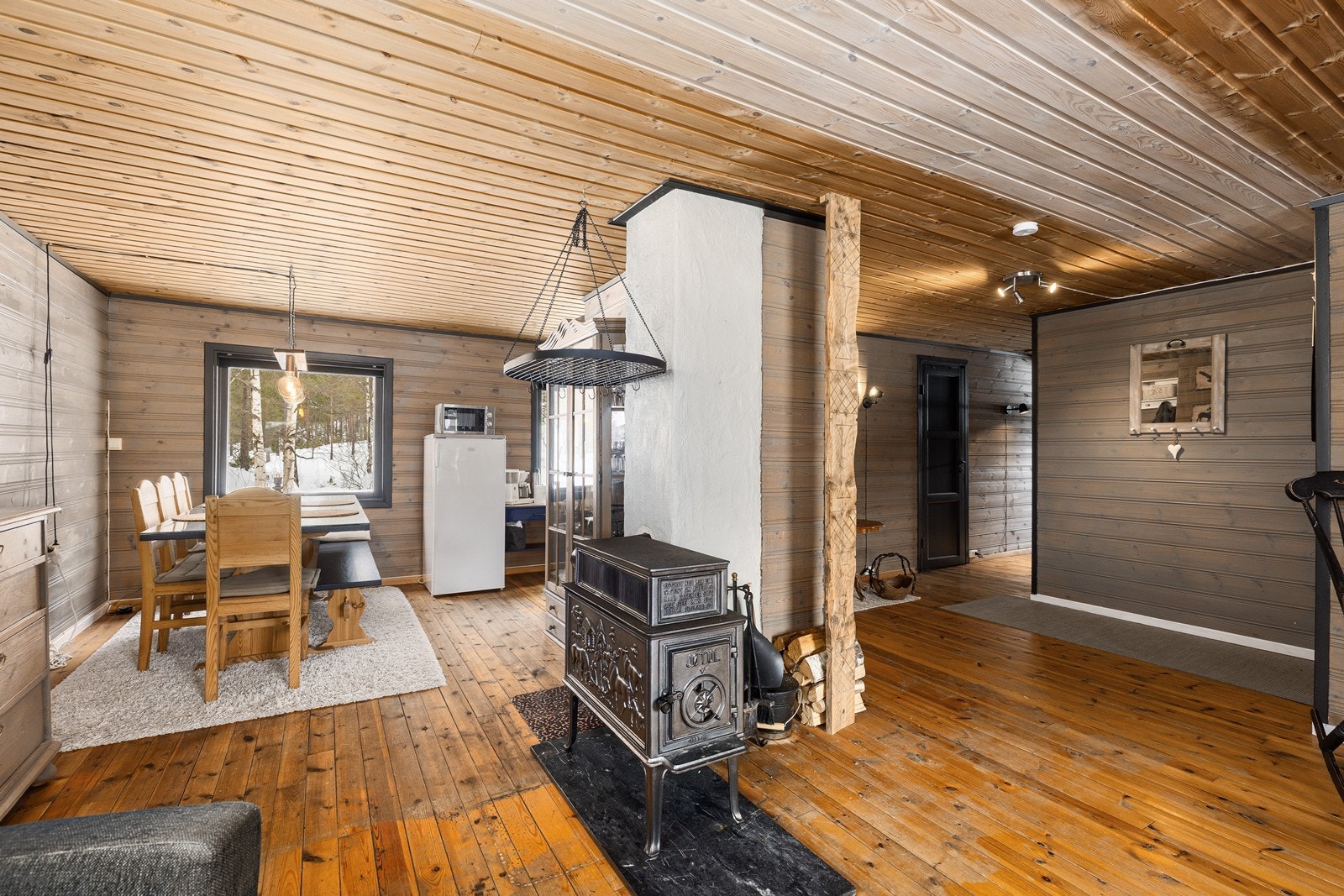 Hytten har en romslig stue som knyttes sammen med kjøkkenet på en god måte Galleribilde