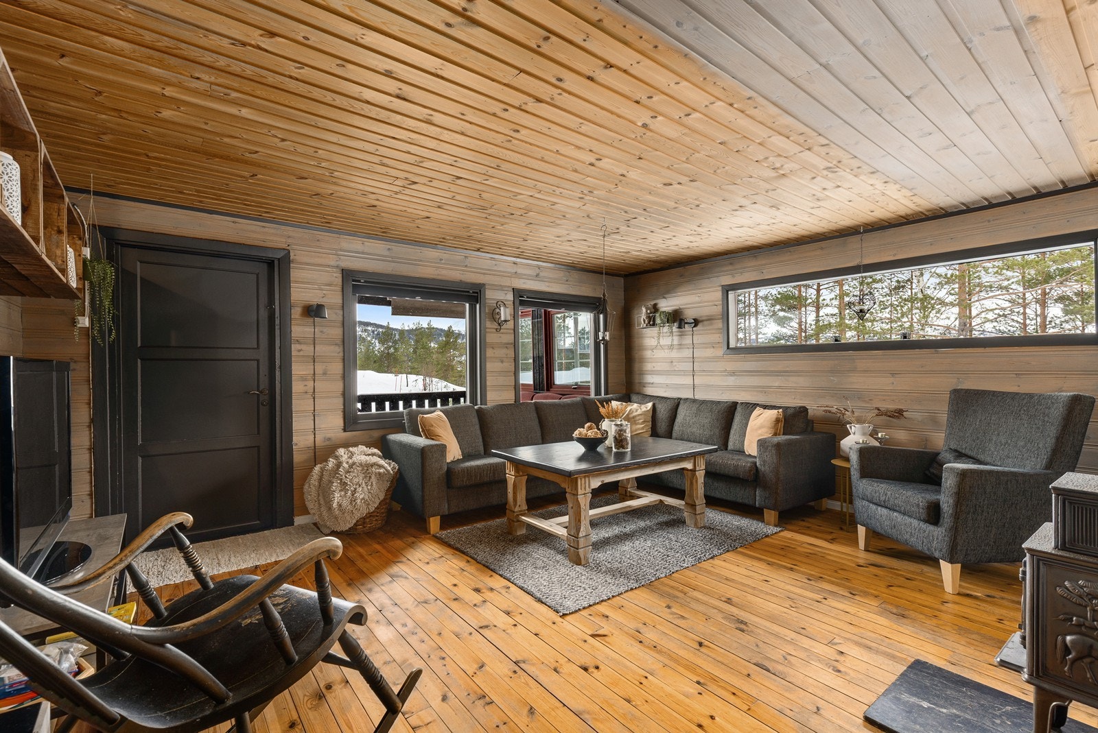 Hyggelig stue med mye naturlig lys inn fra det liggende vinduet Galleribilde