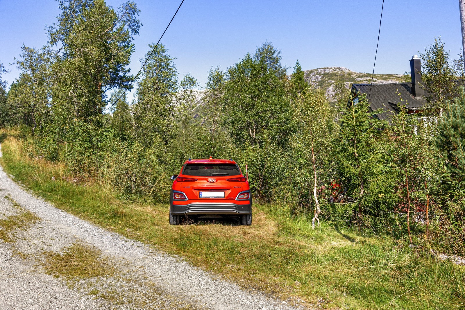 Boligen har parkering på egen tomt med plass til to biler. Galleribilde