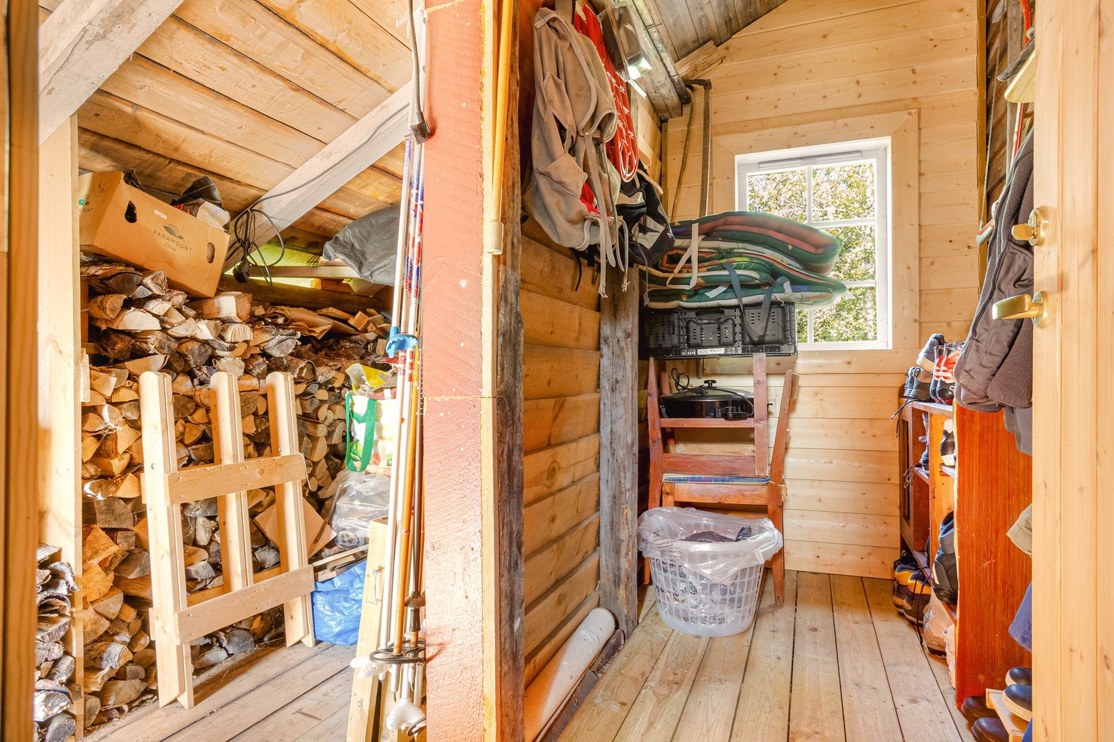 God redskapsbod ved inngangsparti. Galleribilde