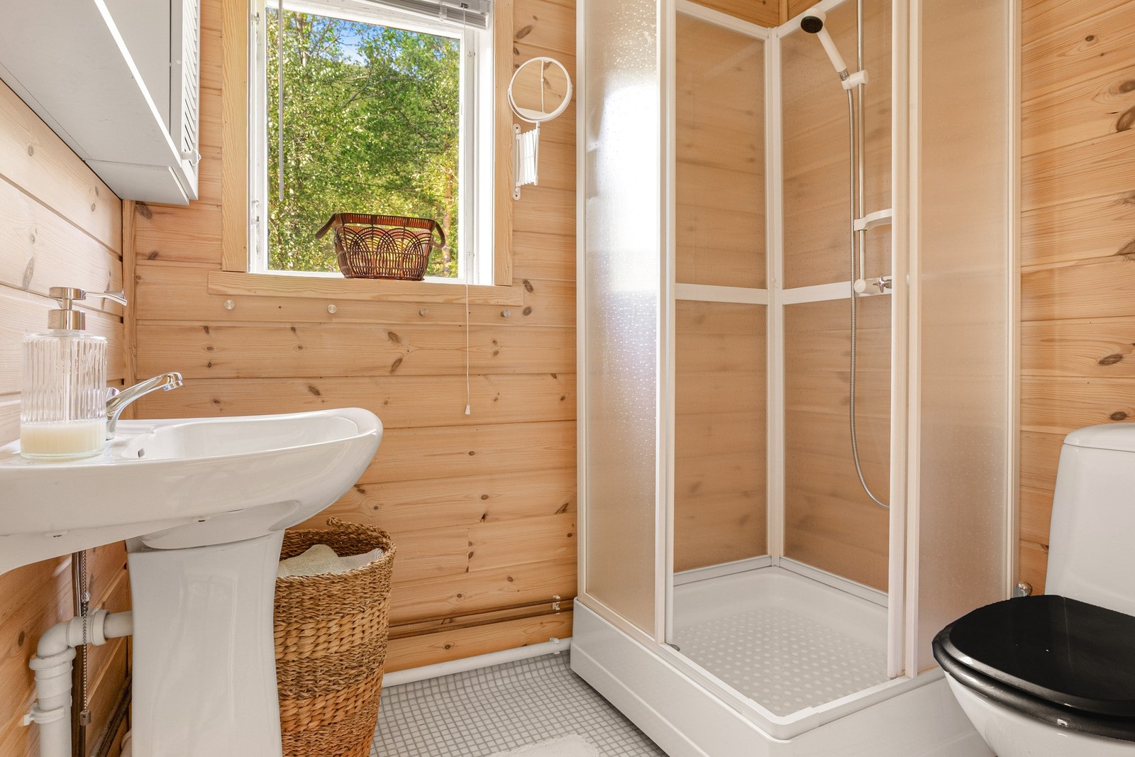 Bad i 2. etasje med flislagt gulv, dusjkabinett og søyleservant. Galleribilde