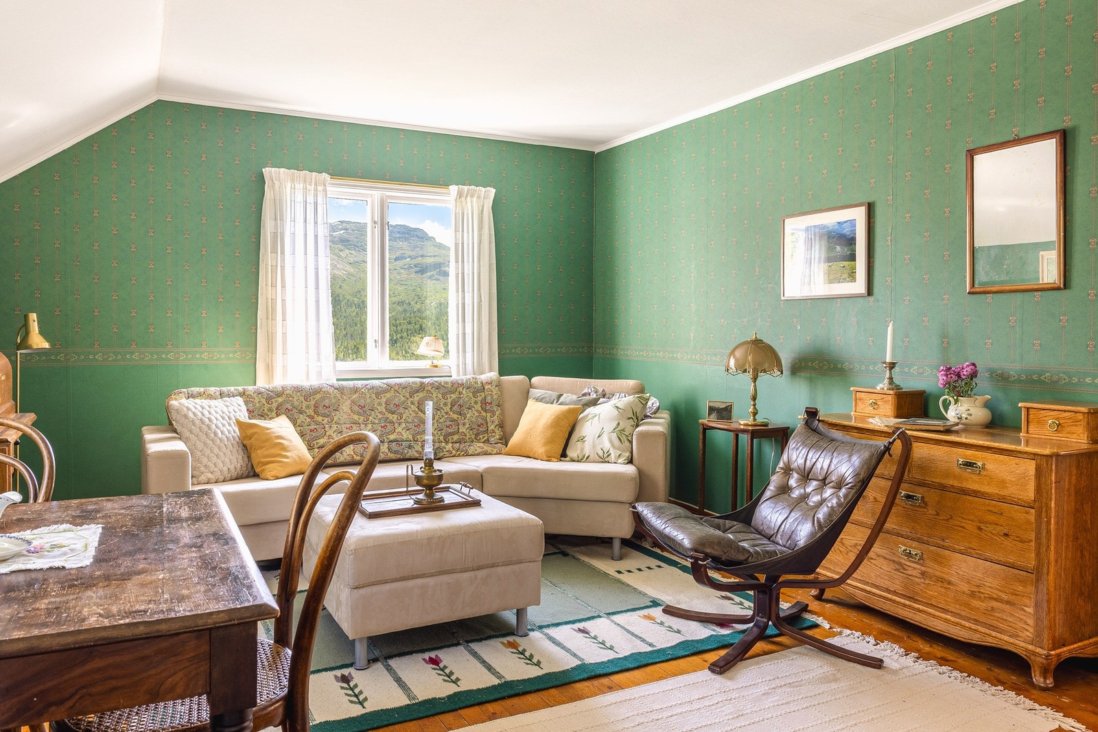 Rommet har dører fra to sider, og ved å dele rommet med en lettvegg kan man dermed få to ekstra soverom. Galleribilde