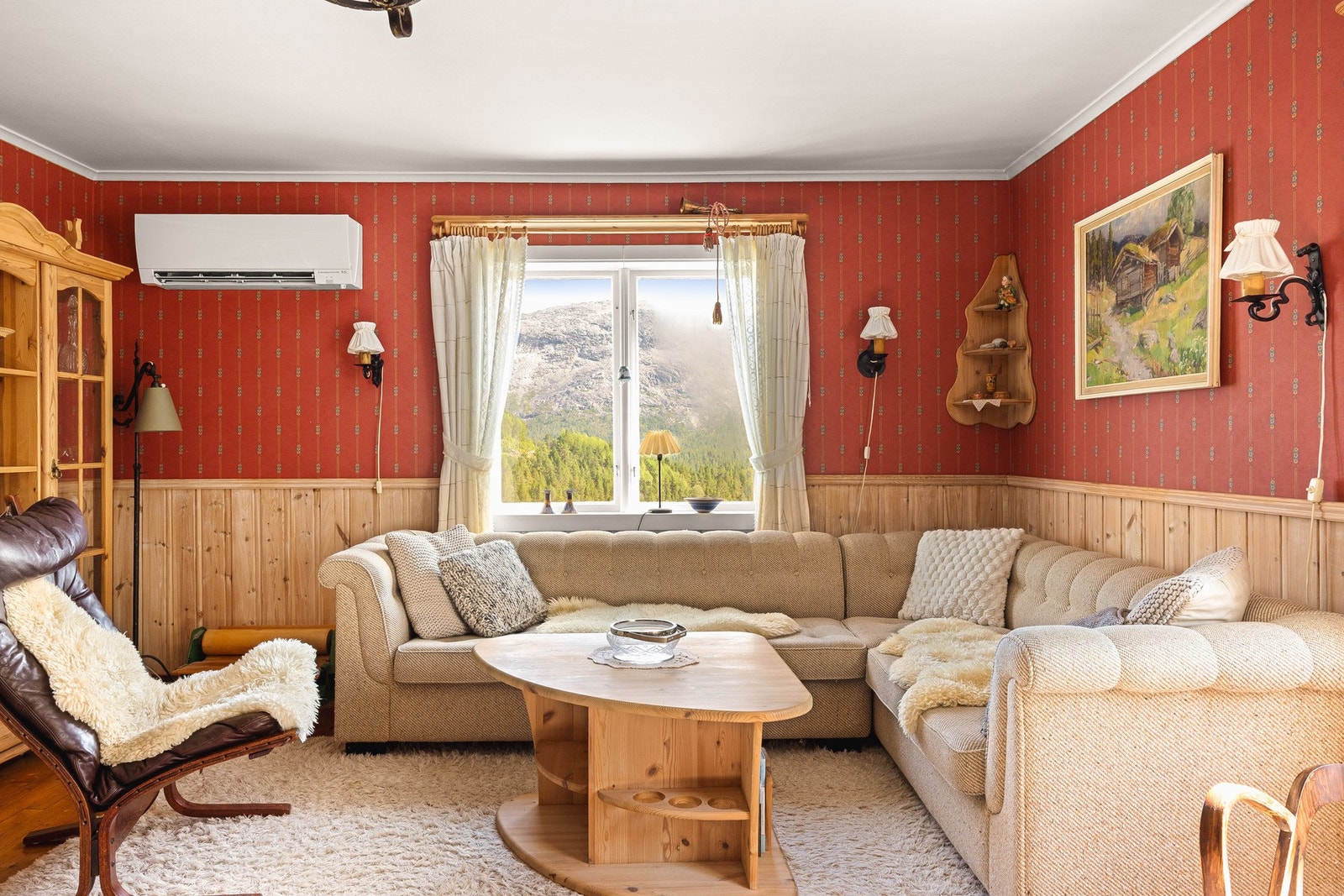 TV-stue i 1. etasje med varmepumpe montert i 2013. Galleribilde