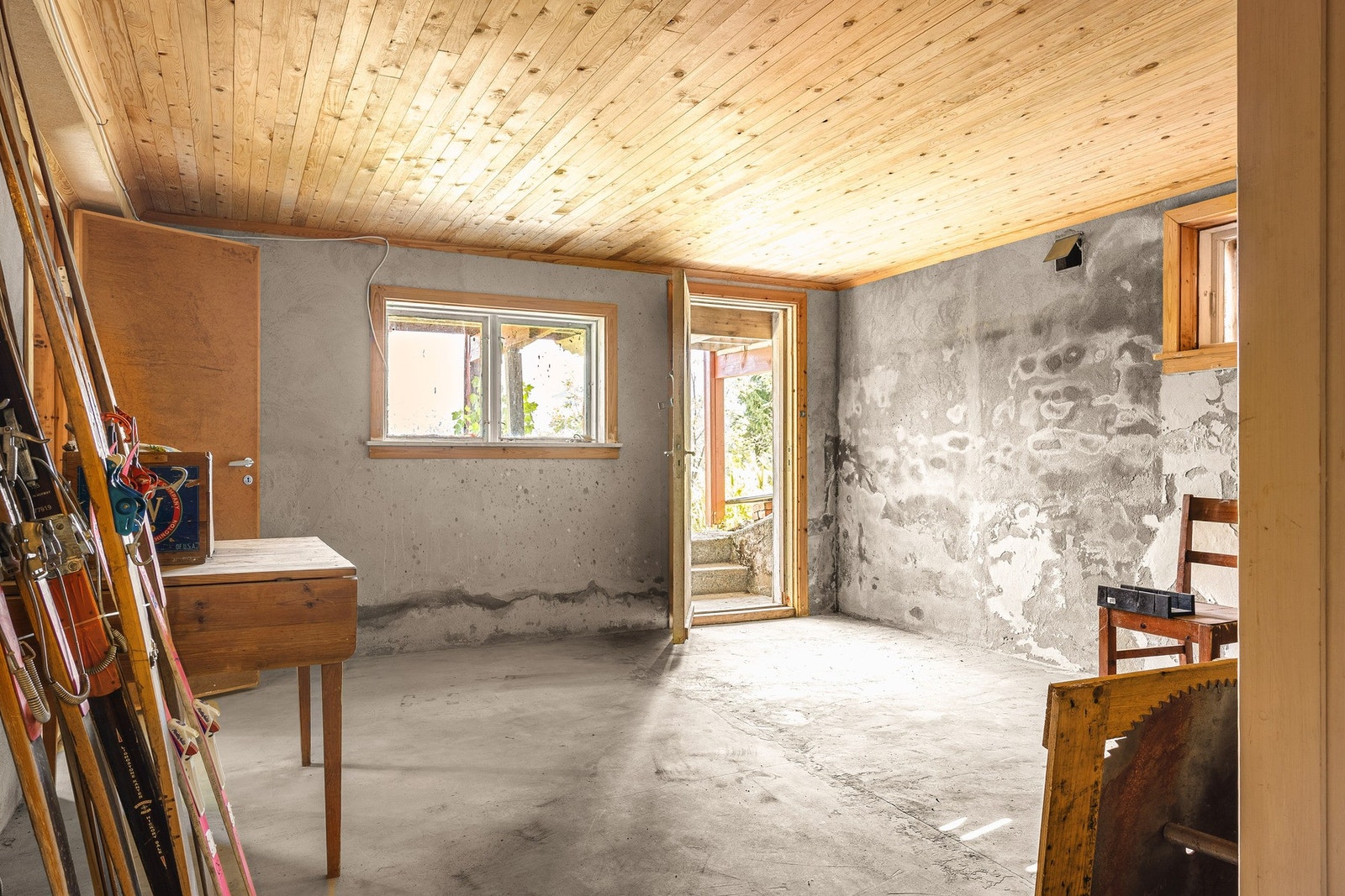 Kjeller med utgang til hage. Galleribilde