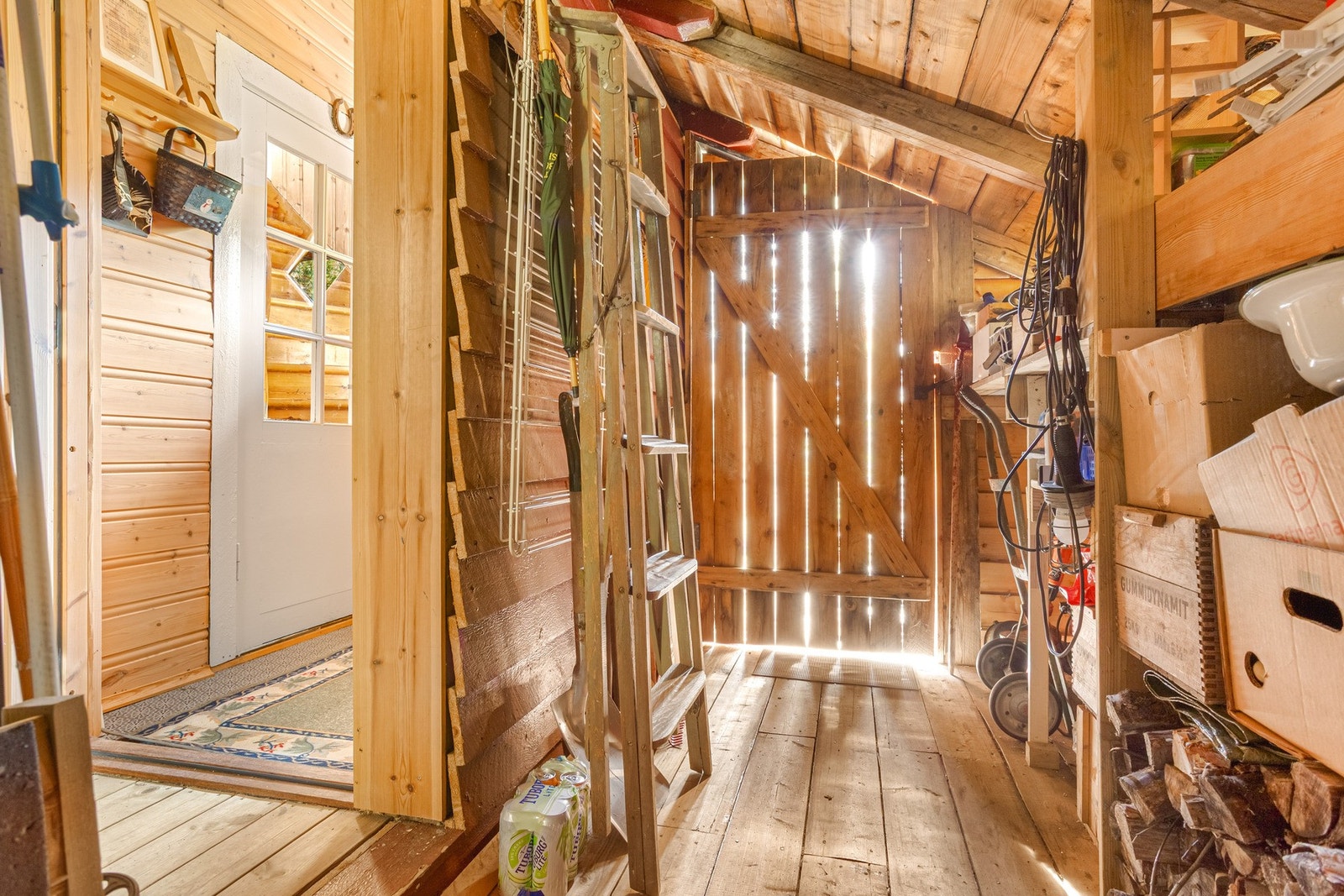 Redskapsbod/vedbod med utvendig og innvendig tilkomst. Galleribilde