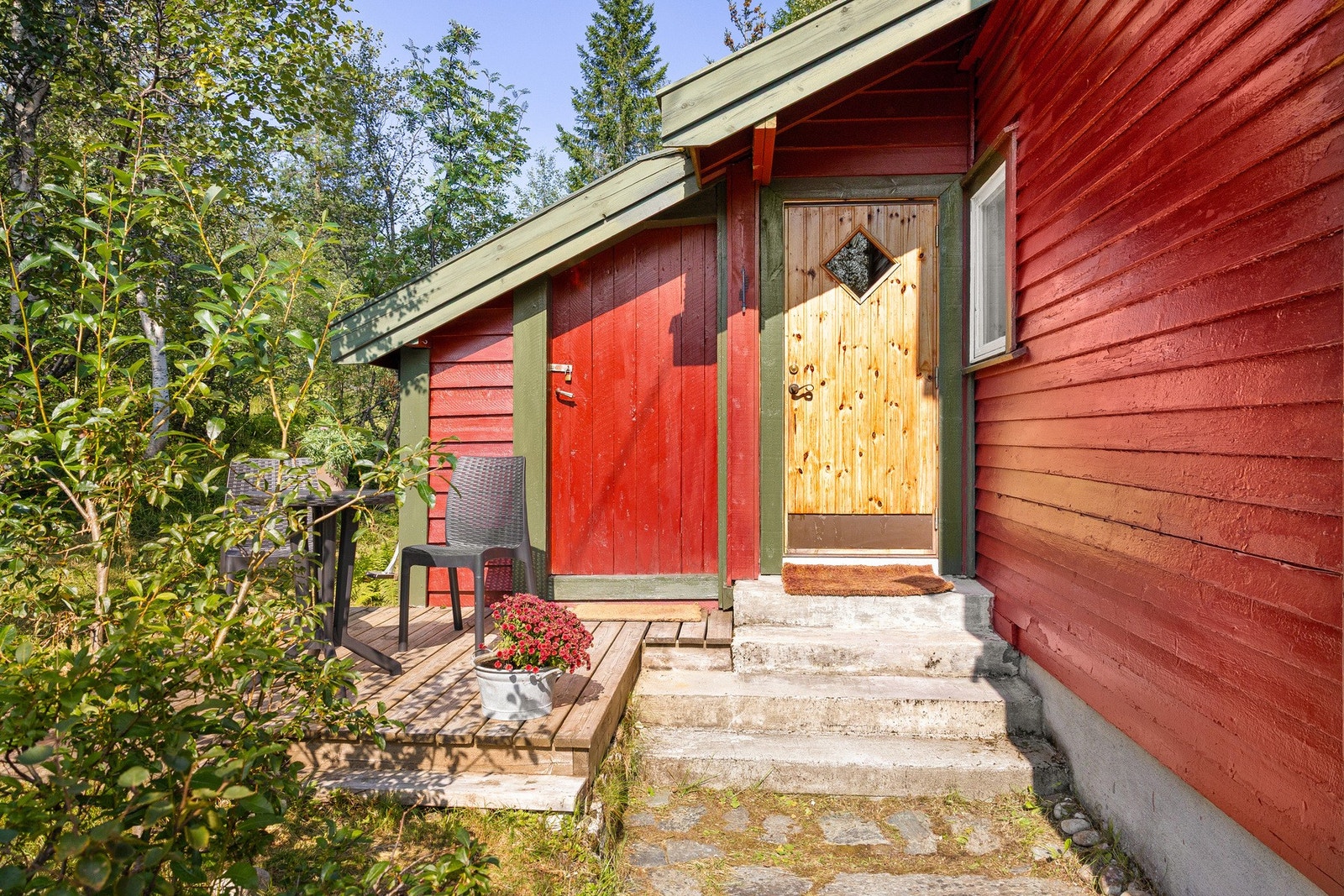 Inngangsparti med entrédør og bod til venstre. Galleribilde