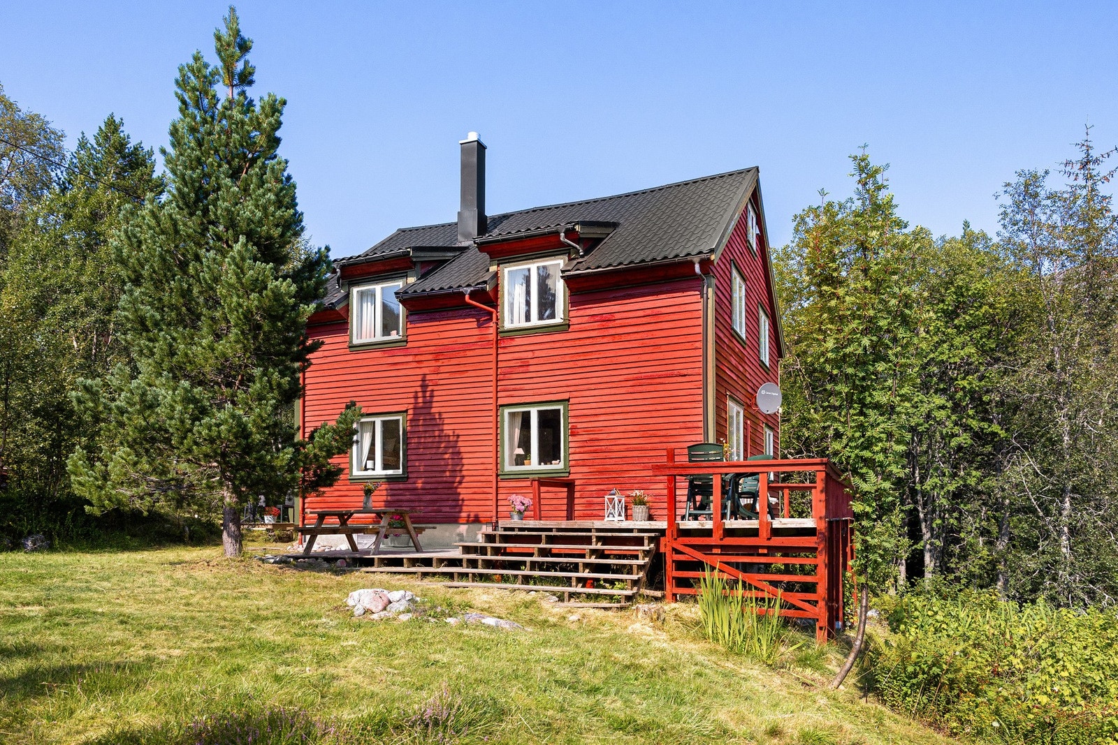 Yttertekking fra 1996 (opplyst til å være utført av faglært) med mindre reperasjon i 2019 og 2025. Galleribilde