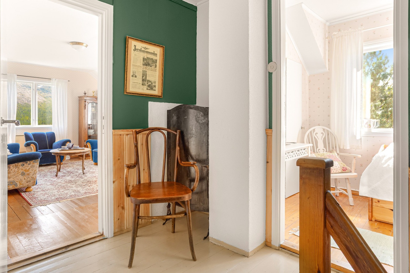 I 2. etasje er det gang, bad, stue, kjøkken og to soverom. Galleribilde