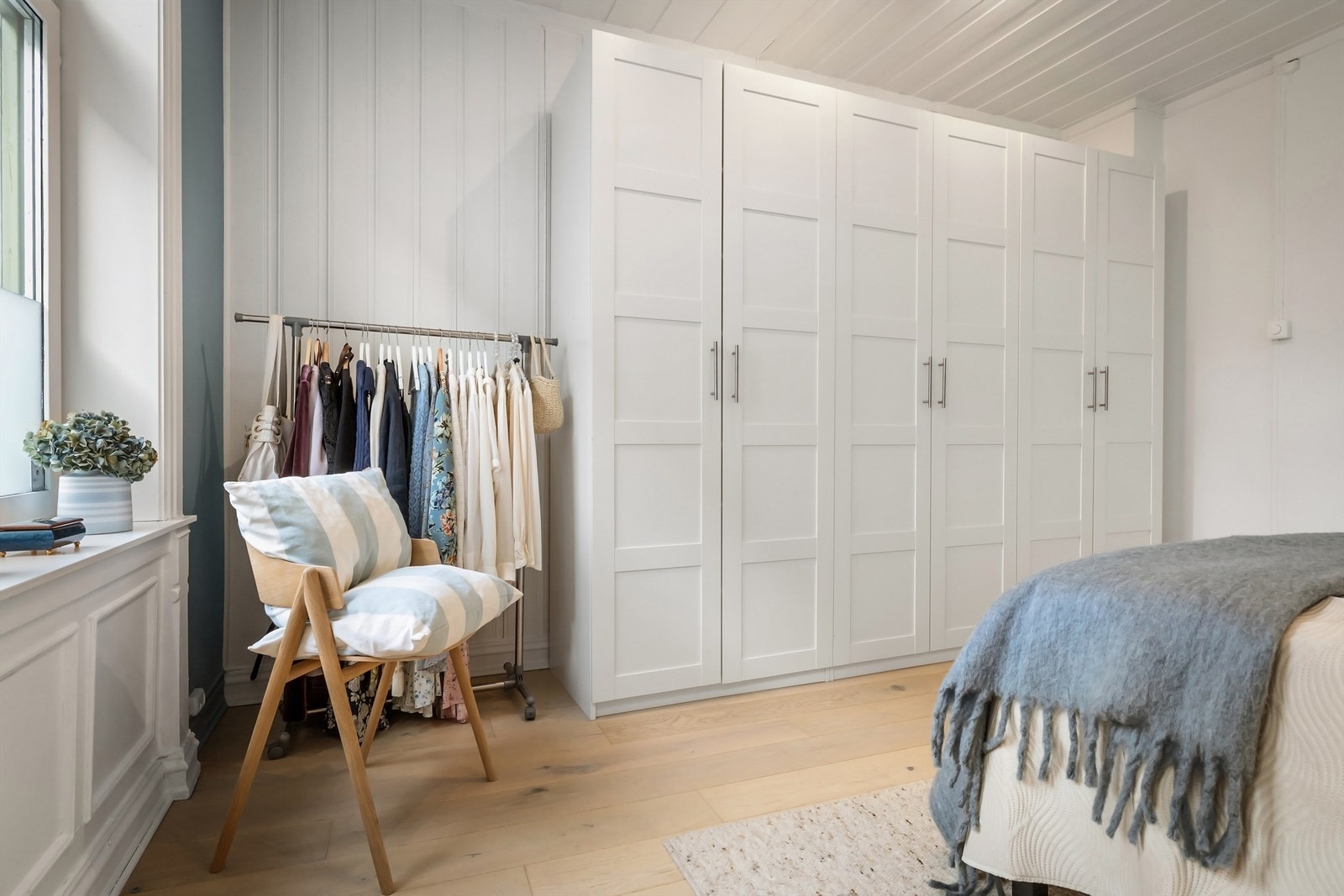 Rommets størrelse gir og gode muligheter til oppbevaring, her med en større garderobeløsning Galleribilde