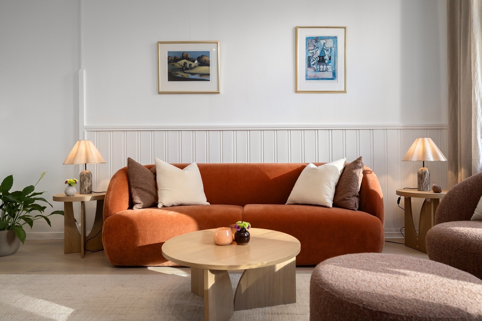 Stuen er romslig med god plass til sofaseksjon Galleribilde