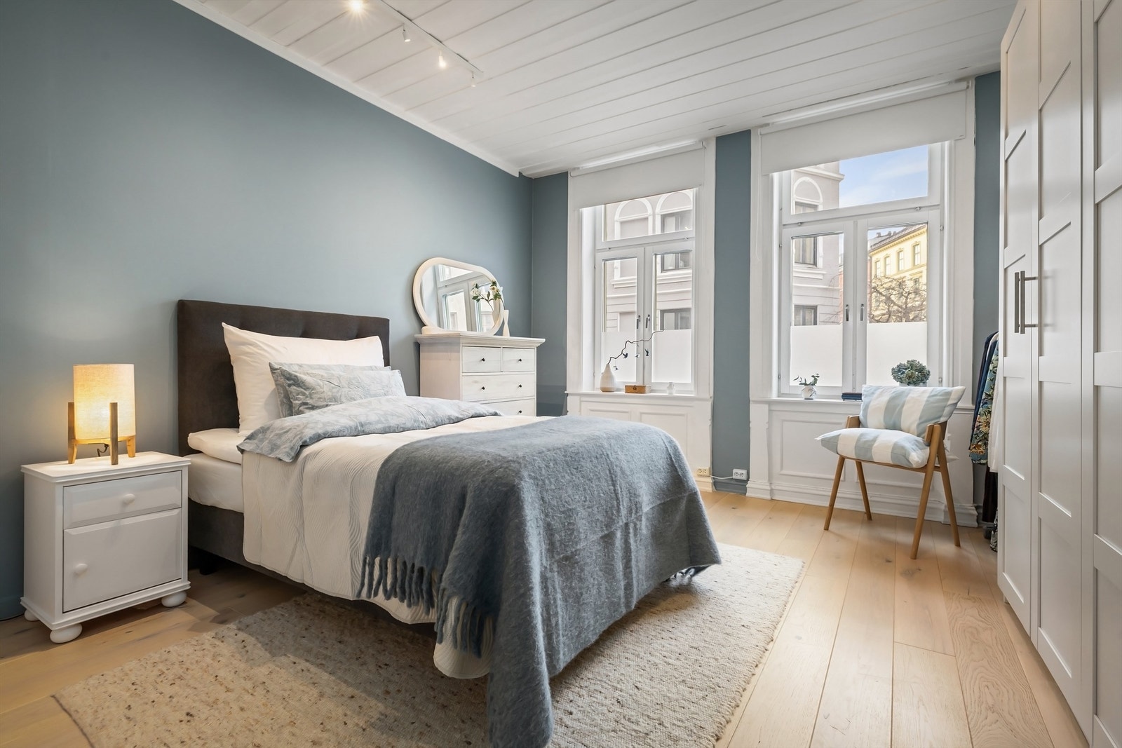 Svært romslig hovedsoverom med god plass til både dobbeltseng og tilhørende nattbord på hver side Galleribilde