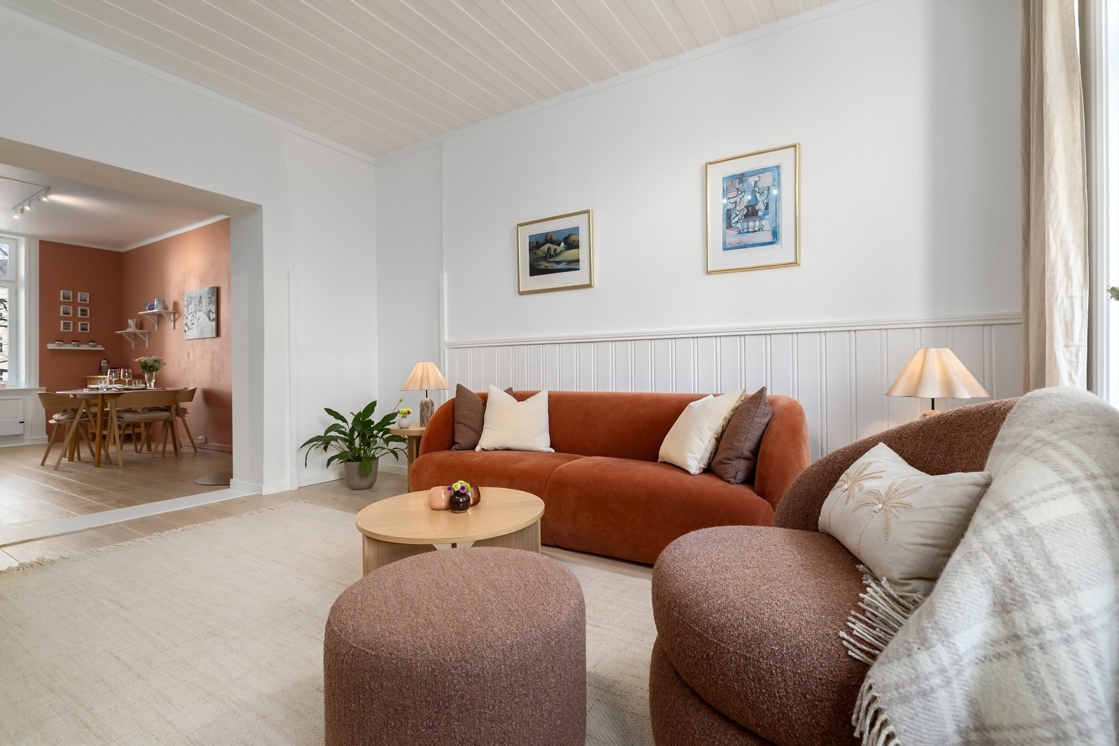 På gulvet er det lagt lys en-stavs parkett som er gjennomgående i hele leiligheten Galleribilde