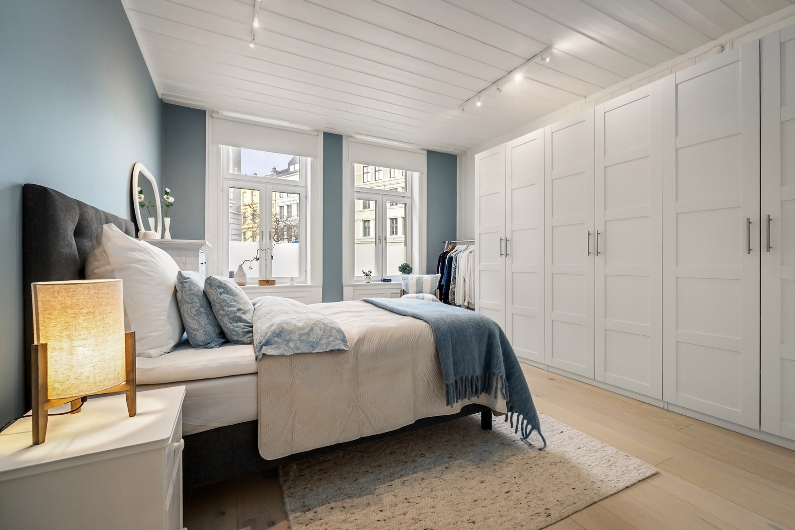 Soverommet har to store vinduer som gir gode lysforhold, samt en luftig og behagelig romfølelse Galleribilde