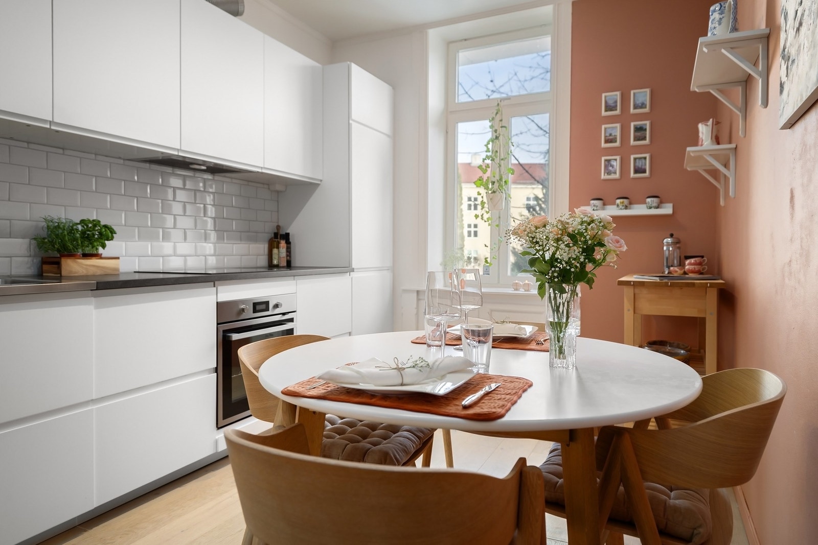 Kjøkkeninnredning fra IKEA med slette fronter og tidløst design Galleribilde