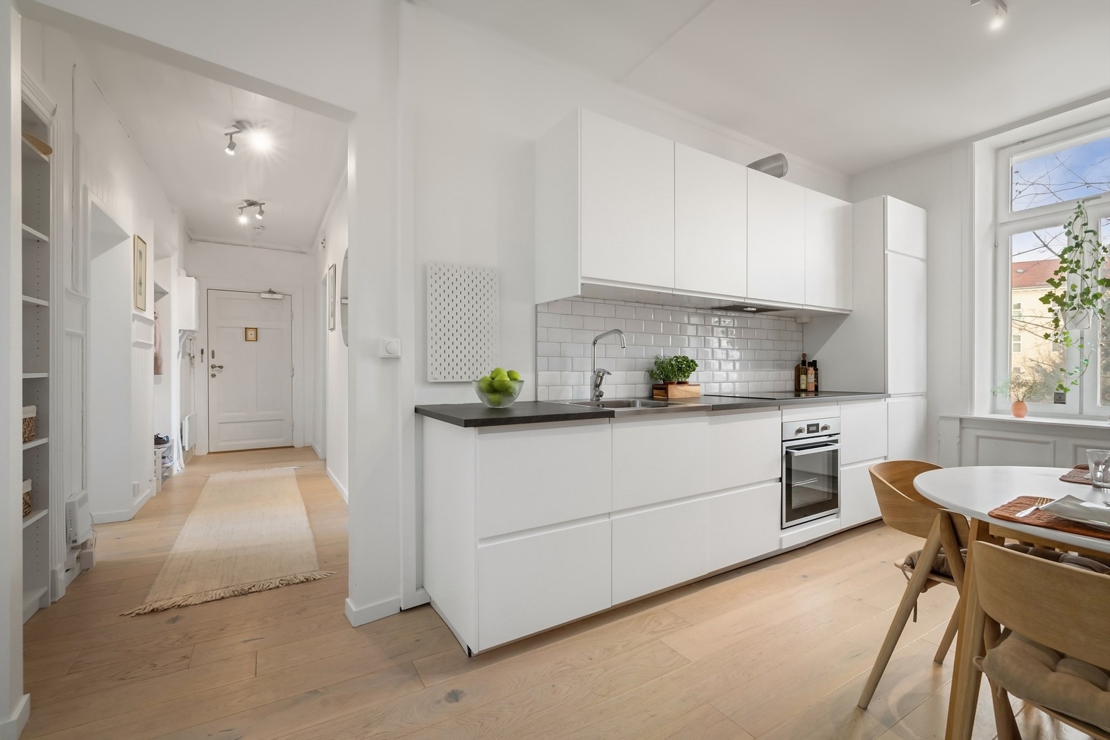 I løpet av 2024 og 2025 har alle overflater i leiligheten blitt malt Galleribilde